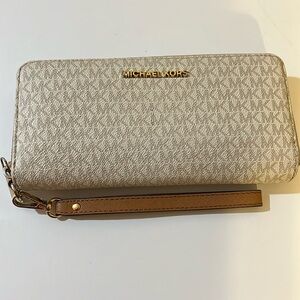 MICHAEL KORS LEATHER CONTINENTAL PHONE HOLDER WRISTLET WALLET